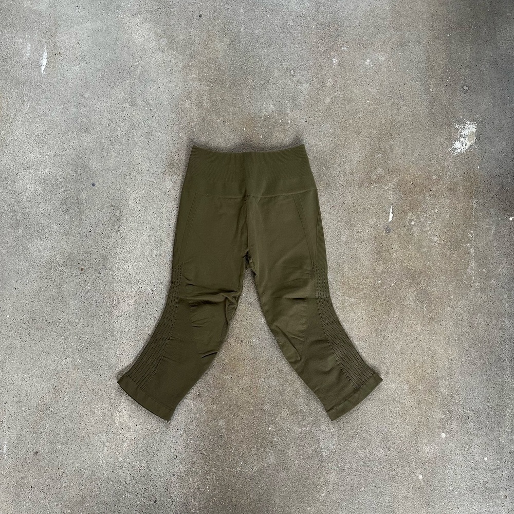 Lululemon Flow & Go Crop Legging 19” in Military Green Activewear Cropped Tight - Picture 5 of 9